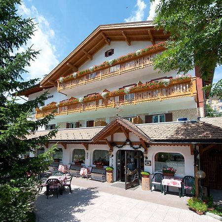 Hotel Cristallo Vigo di Fassa Eksteriør billede